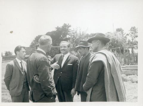 Primera imagen del registro Grupo de hombres conversando