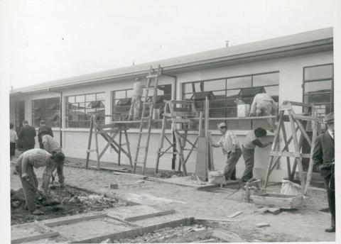 Primera imagen del registro Hombres construyendo una escuela