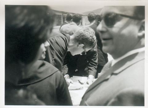 Primera imagen del registro Hombre firmando documento