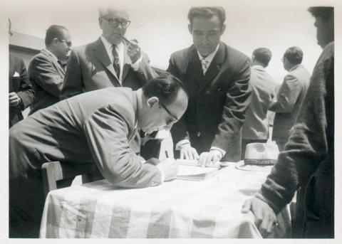 Primera imagen del registro Hombre firmando documento