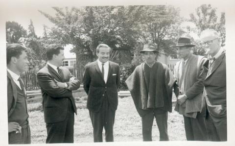 Primera imagen del registro Grupo de hombres conversando