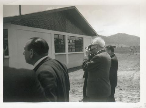 Primera imagen del registro Hombre tomando una fotografía