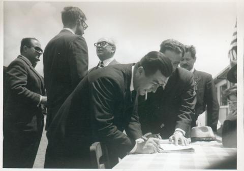 Primera imagen del registro Hombre firmando documento