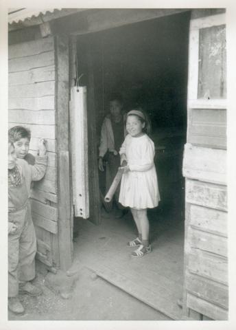 Primera imagen del registro Niños y niña jugando