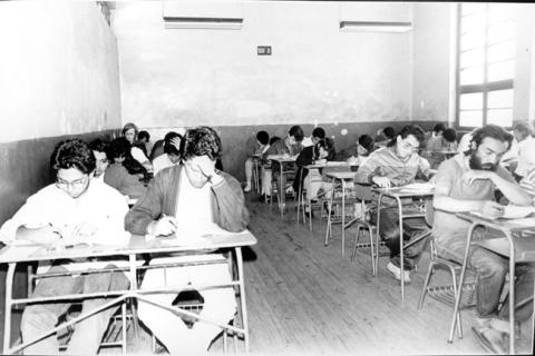 Primera imagen del registro Alumnos rindiendo Prueba de Aptitud Académica, 1988