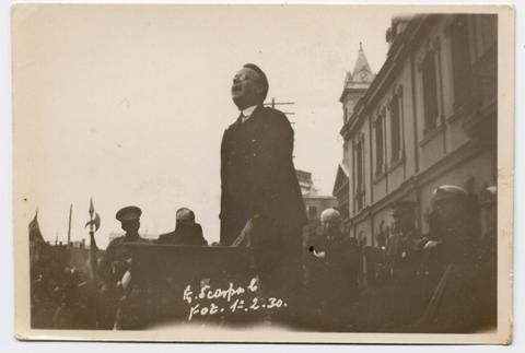 Primera imagen del registro Dando un discurso