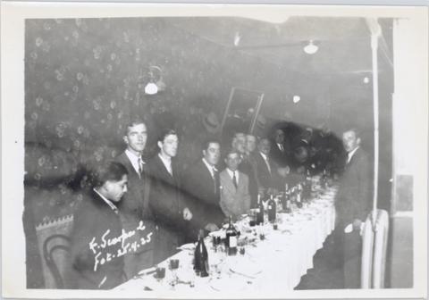 Primera imagen del registro A un costado de la mesa