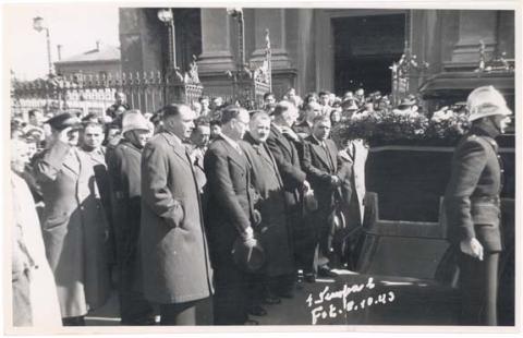 Primera imagen del registro Funeral saliendo de la catedral