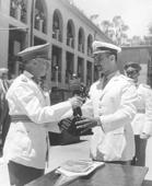 Primera imagen del registro Mayor de Infanteria del Ejercito Argentino Luciano Sachi hace Entrega de una estatuilla al Coronel Miguel Caviedes