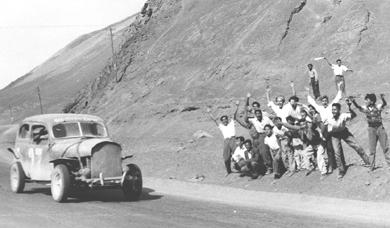 Primera imagen del registro Carrera Arica- Santiago. Ernesto Pascuali, Ford 24 inicia la bajada del Salar del Carmén