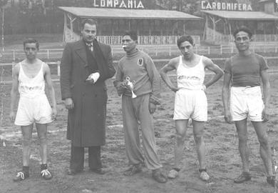 Primera imagen del registro Atletas de Lota junto a su Instructor, Señor Rosas
