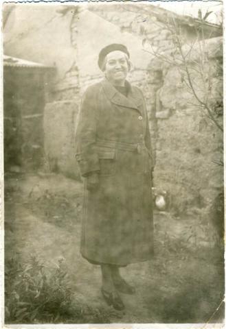 Primera imagen del registro Gabriela Mistral en visita a su casa natal en 1938
