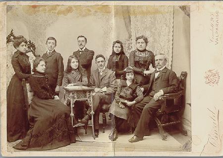 Primera imagen del registro Retrato de Carlos Onsvald, Carmen Muñoz y familia