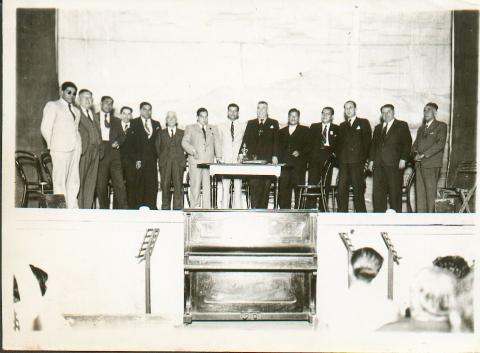 Primera imagen del registro Retrato grupal masculino sobre un escenario