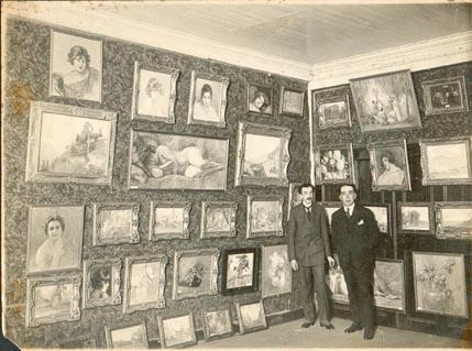 Primera imagen del registro Retrato dos hombres en un salón con pinturas