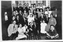 Primera imagen del registro Retrato grupal mixto con novios