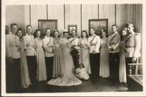 Primera imagen del registro Retrato de novios y damas de honor