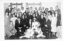 Primera imagen del registro Retrato grupal mixto con novios