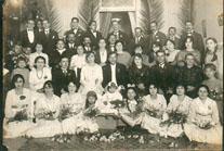 Primera imagen del registro Retrato grupal mixto con novios