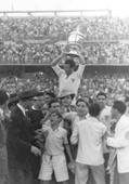 Primera imagen del registro Final Liga Española de Futbol, Campeon Sevilla. El Capitán del Equipo Sostiene la Copa.