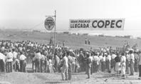 Primera imagen del registro Carrera Arica- Santiago 10 - 14 Mayo de 1953. Concurrencia se dio cita en el Salar del Carmén.