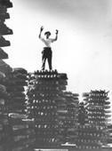 Primera imagen del registro Minero sobre una torre de cobre celebrando la chilenización del mineral