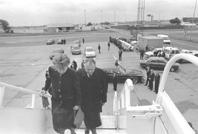 Primera imagen del registro Presidente Aylwin y esposa en Aeropuerto de Buenos Aires.