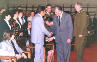 Primera imagen del registro Pdte. Aylwin, Director General de Carabineros y Ministro Enrique Krauss.