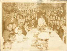 Primera imagen del registro retrato grupal mixto en una mesa