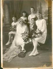 Primera imagen del registro Retrato de novios y damas de honor