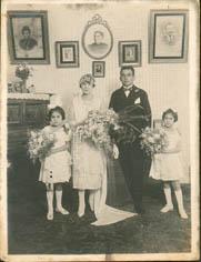 Primera imagen del registro Retrato de novios y damas de honor