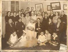Primera imagen del registro Retrato grupal mixto con novios