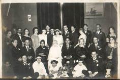 Primera imagen del registro Retrato grupal mixto con novios