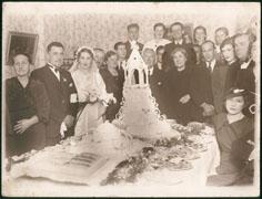Primera imagen del registro Retrato grupal mixto con novios cortando la torta