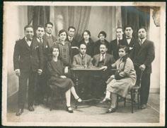 Primera imagen del registro Retrato grupal mixto en una mesa