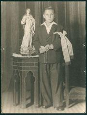 Primera imagen del registro Retrato infantil masculino celebrando su Primera Comunión