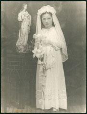 Primera imagen del registro Retrato infantil femenino celebrando su Primera Comunión