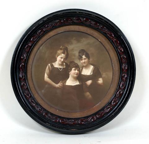 Primera imagen del registro Josefina, Herminia y María Menéndez Behety