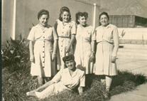 Primera imagen del registro Damas posando en un jardín