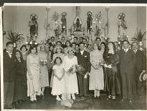 Primera imagen del registro Retrato grupal mixto con novios