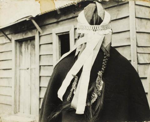 Primera imagen del registro Mujer Mapuche de Espalda