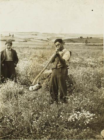 Primera imagen del registro Mapuche Tocando Trutruca