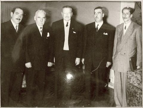 Primera imagen del registro El Presidente Carlos Ibañez con un grupo de linarenses