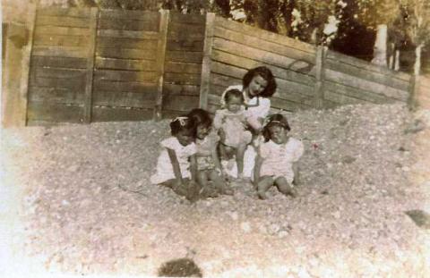 Primera imagen del registro Retrato de dama y niños