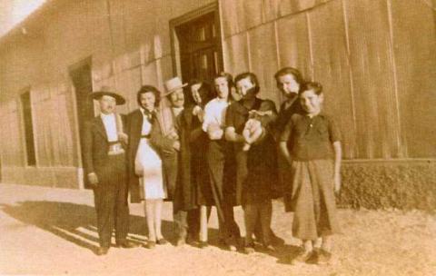 Primera imagen del registro Retrato de hombres, mujeres y niños