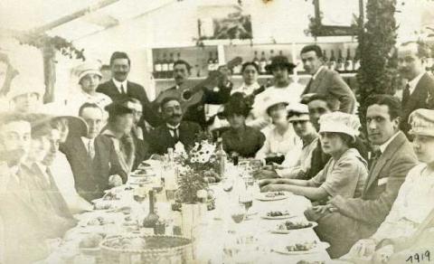 Primera imagen del registro Retrato de grupo en una comida
