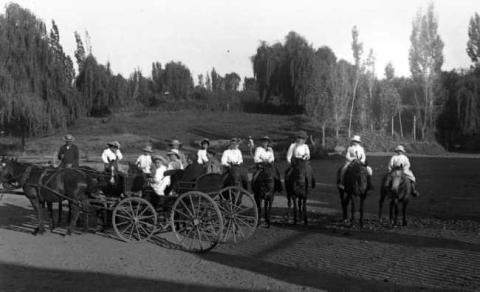 Primera imagen del registro Grupo de Personas a Caballo y en Carruaje