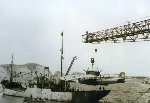 Primera imagen del registro Avión y Barco de Guerra de la Armada de Chile en Constitución
