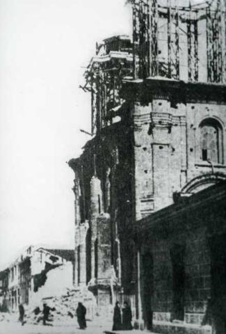 Primera imagen del registro Terremoto de Talca. Torres de la Catedral Destruidas