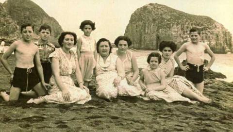 Primera imagen del registro Grupo de Personas en la Playa de Constitución